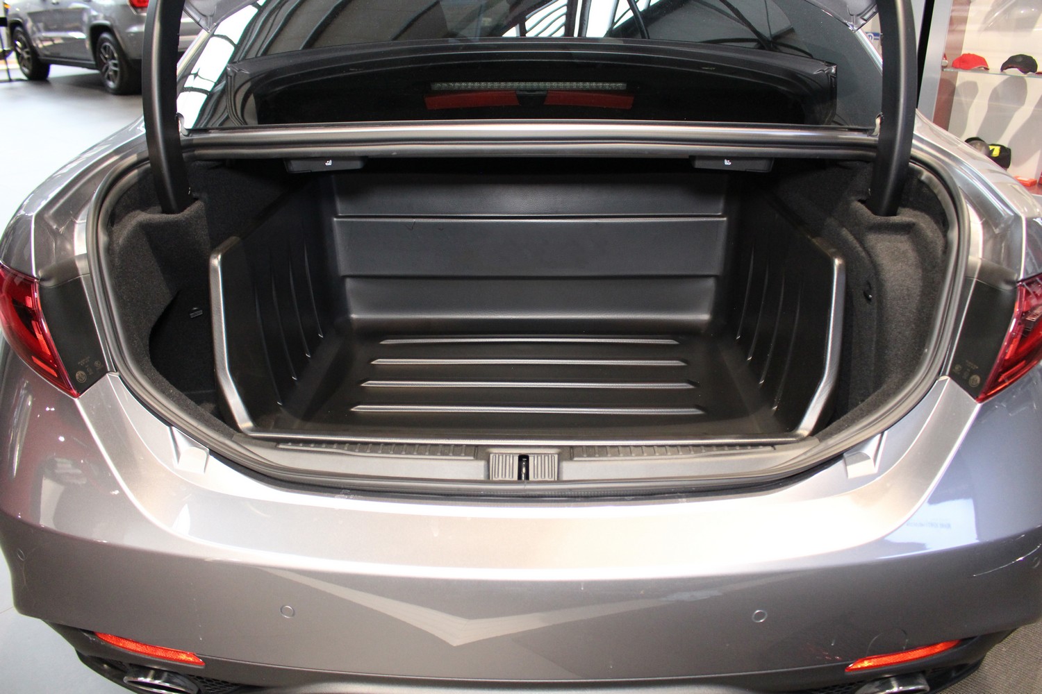 Boot liner suitable for Alfa Romeo Giulia (952) 2016-present 4-door saloon Boot-Guard 92 x 60 x 33 cm Boot liner suitable for Alfa Romeo Giulia (952) 2016-present 4-door saloon Boot-Guard 92 x 60 x 33 cm